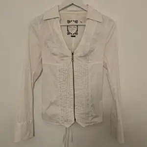 Very lovely Guess white shirt with zip up and laced on the back. 