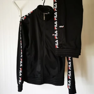 Fila - Knappt använt sett med jacka och byxor från Fila i stil S. Frakt tillkommer. 