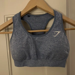 Gymshark sporttopp - Sporttopp från gymshark i strl S. Säljer då den är för liten för mig. Jättefin babyblå färg✨🥰