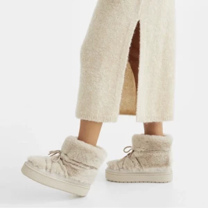 H&m fluffy boots - Intressekoll på dessa helt slutsålda h&m bootsen i beige färg. 