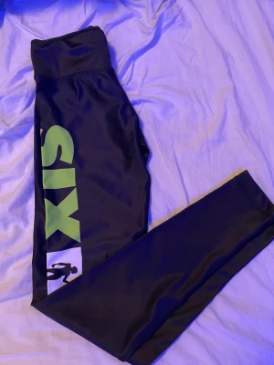 lågmidjade träningsbyxor  - aldrig använda säljer pågrund av förstora för mig i midjan och kan inte ha de. 