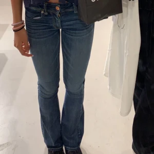 bootcut jeans - snygga blå lågmidjade bootcut jeans. Från american eagle nypris ca 700kr! sprättade längst ner. storlek 0 som motsvarar 32. 24 i midjan. är ca 170 cm