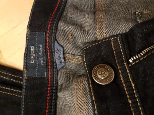 Bugatti Jeans st W34L30 blå - Jeans byxor Bugatti mörkblå stil Nevada. 