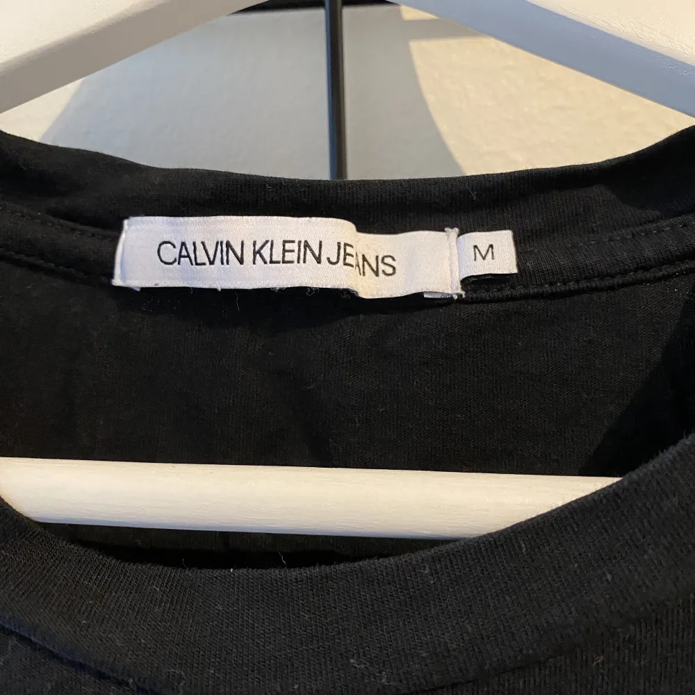 Från Calvin Klein Sparsamt använd  Inte längre min stil. T-shirts.