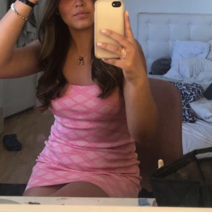 Zara klänning - Klänning från zara som jag köpte för 300kr🫶🏽 säljer nu för att den inte har använts mer än en gång, så den är som ny☺️ säljer för 160kr och frakten ingår i priset!