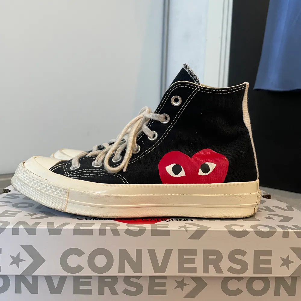 Snygga skor från Converse X Comme Des Garçons. Använda fåtal gånger.💕💗Många intresserade, först till kvarn gäller😊💗. Skor.