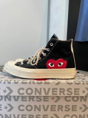 Snygga skor från Converse X Comme Des Garçons. Använda fåtal gånger.💕💗Många intresserade, först till kvarn gäller😊💗