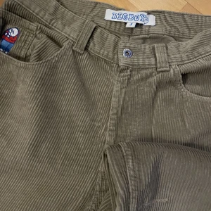 Corduroy big boy pants - Polar big boys i beige färg. Bra skick förutom ett håll som är lagat (som du kan se på bilderna). Dem är Baggy och väldigt sköna. Orginal pris ungefär 1300 Bara att skriva om man har några frågor.