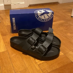 Svarta Birkenstocks  - Svarta Birkenstocks som är helt oanvända! 