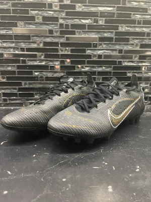 Nike elite Fotbollsskor - Hej! Säljer mina Nike elite fotbollsskor som jag bara använt ett par gånger. Dem är i väldigt bra skick. Storlek 42