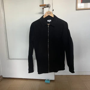 Weekday overshirt  - Svart overshirt från Weekday!  Stolek-M  Fint skick 