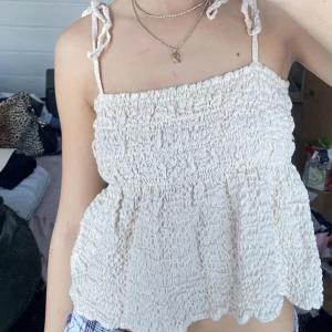 Somrig topp - Väldigt fin topp från zara. Storlek S men väldigt stretchig med omknytbara band, passar därmed XS-M