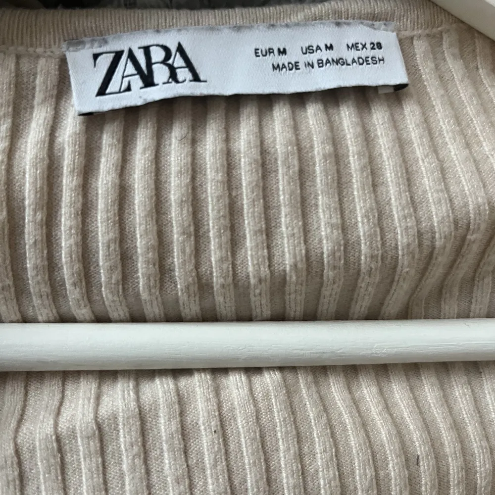 Säljer en beige kofta från Zara i strolek M men har krymt lite i tvätten så är mer i storleken S. Köptes för 170 kr och säljer dessa för 75 kr 🤍 . Tröjor & Koftor.