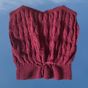 Retro 80s röd väst - Baggy stickad väst köpt i Paris. Snörning i midjan som ger lite mer form. Använd max 10ggr, inte riktigt min stil så hoppas det är nån annans :))