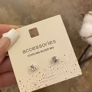 Silver örhängen  - Oänvända äkta silver örhängen. Köpta för 350kr. Kan mötas upp samt frakta