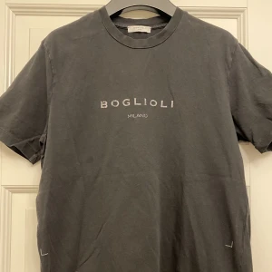 Boglioli t-shirts  - Mycket bra skick! Den vita och svarta är använda endast ett fåtal gånger medans den blåa aldrig är använd!  Ord.pris: 1200kr