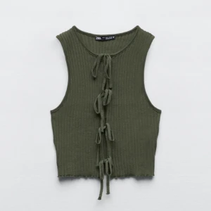 Topp från zara - Jättefin topp som är slutsåld i storlek S på zaras hemsida. Den är aldrig använd och lappen är förtfarande på. Skriv vid frågor eller intresse❤️