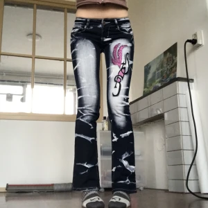 Y2k jeans - Crazy age liknande jeans  💝Märkta storlek 36, uppskattas till storlek W27/28. 75 cm runt midjan, 83 cm innerbenslängd. Dom är för små och för korta för mig som är 176 cm och har W29 i jeansstorlek 💛Väldigt bra skick! Endast frakt ✨Använd gärna köp nu<3
