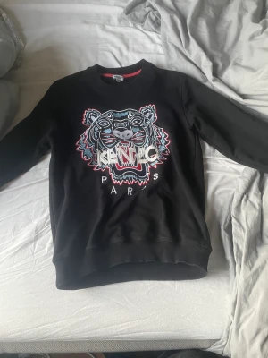 Kenzo - Fint skick ingen skada. 8 månader gammal. Originalpris 2299kr. 