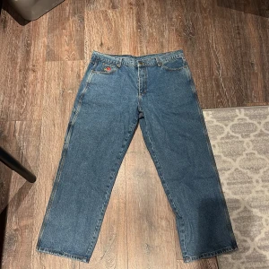Butter Goods jeans W36 - Säljer dessa helt nya Butter Goods jeans eftersom jag inte hade beställt dessa från första början som sagt är dom är helt nya. Storlek : 36/36 Köparen står för frakten  Skriv om ni har några funderingar 