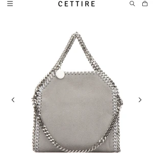 Stella McCartney väska - Säljer nu min fina stella väska! Använd men väldigt fint skick:) självklart äkta, dustbag finns💞priset är fast, svarar ej vid förfrågan om lägre pris.