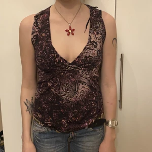 Topp - Snygg lila glittring topp med v-cut perfekt till fester 00s vibes nice passform<3 den är insydd på baksidan men sömmen syns ej:)