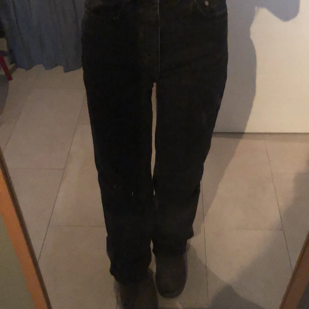 Svarta highwaist byxor från asos. Jag är 163 och de är långa på mig💓. säljer då jag inte använder de längre🫶🏻. Jeans & Byxor.