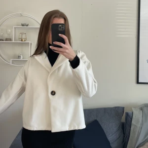 Vit kappa  - Vit kappa från Bohoo som är så fin och helt oanvänd 🫶🏻 lite tunnare mindre kapp som är bra på sommaren/våren