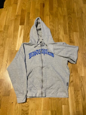 Wasted paris - Säljer en super snygg wasted paris zip hoodie, ändast testad. Nypris 1100kr storlek S men passar även M Har du frågor eller annat tveka inte på att höra dig(: