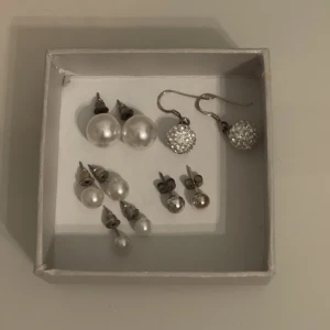 Örhängen  - 5 par örhängen, allt för 50 kr - Använda, men det är bara att köpa nya ”pluppar” bakom om man vill - Köparen betalar för frakt - Inga returer - Betalning via köp direkt 