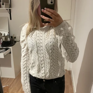 Stickad tröja  - Jättesöt vit stickad tröja med volanger på framsidan. Står ingen storlek men jag förmodar att det är S, 34/36. 