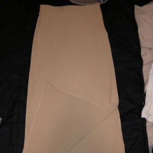 Kjol - säljer nu en lång beige kjol i storlek S 