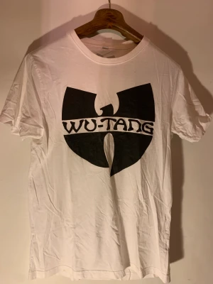 Wu Tang Clan T-shirt - En vit wu-tang clan t-shirt i mycket bra skick och storlek M. Kan mötas upp i Gbg men annars kan jag skicka!