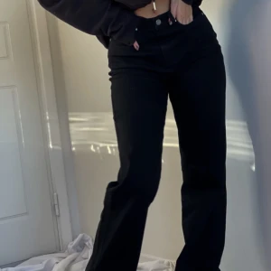 Ida Carlsson - högmidjade jeans med slit - Ett par svarta högmidjade jeans med ragged slit från Ida Carlssons kollektion med Madlady. Nypris 549kr, säljer dem för 200kr. 