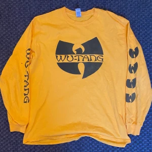Wu-Tang merch tröja - Säljer min Wu-Tang tröja då jag inte använder den så mycket längre. Vet inte vilken storlek det är i men den har suttit bra på mig som är 184 ända sedan jag var 175.