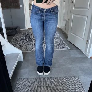 Vintage Levis jeans - Vintage jeans från Levis, går att få längre om man sprättar upp kanten längst ner❣️ dom har lite slitningar skriv för bilder :)