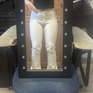 Vita kostymbyxor med slits - Från Zara i strl xs.  Endast använda en gång men eftersom de är något långa för mig har sömnen släppt en aning vid fötterna. 