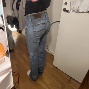 Jeans - (Använd gärna köp nu) Säljer min älskade Levis jeans eftersom dom är för långa (jag är 1,57)❤️Dom är i jätte fint skick🙌💕
