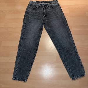 Mörkgrå Levis jeans 