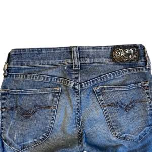 Lågmidjade jeans från Replay 🔥🔥innerbenslängd 77cm, midjemått ca. 76-80cm