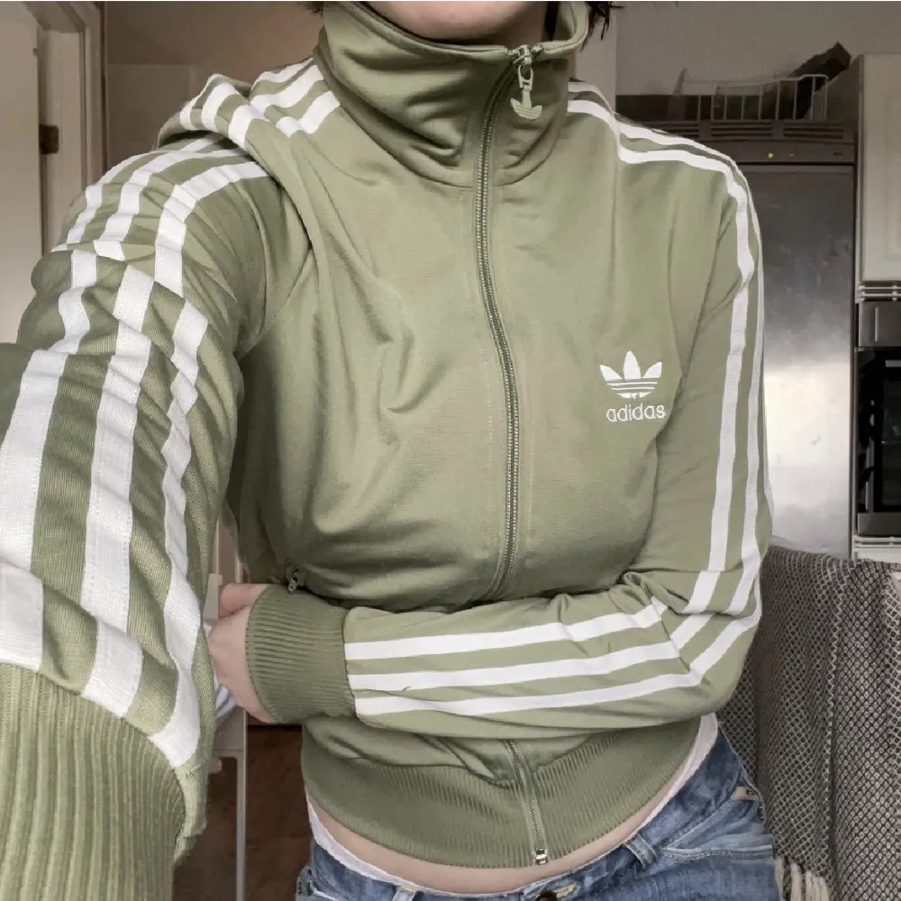 adidas kofta i fin grön färg! Köpte av en annan säljare här på plick men den va tyvärr lite för liten på mig. OBS! inte mina bilder. Hoodies.