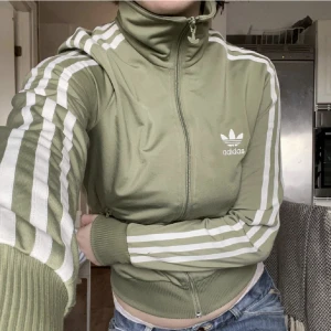 Adidas kofta  - adidas kofta i fin grön färg! Köpte av en annan säljare här på plick men den va tyvärr lite för liten på mig. OBS! inte mina bilder