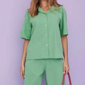 Linneskjorta  - Säljer denna fina linneskjortan som endast är använd några få gånger. Köpt för 399kr💚