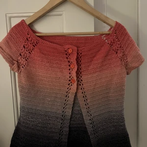 Söt virkad topp - Jättefin, virkad topp, köpt secondhand. Hemvirkad och därmed finns ingen storlek, men skulle uppskatta till en S. Tveka inte att höra av er om ni har frågor ✨🥰