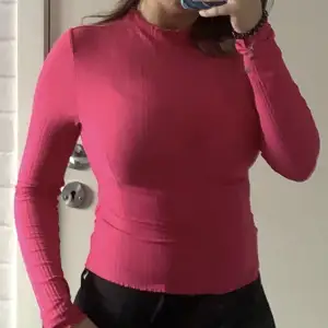 Säljer denna jätte fina rosa tröjan i stl XS, har använt 1 gång så den är nästa ny. Den är väldigt lik intimissimi tröjorna 