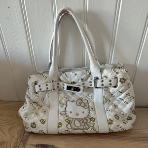 Hello Kitty väska - Lite sämre skick, använder inte denna pågrund av den inte är min stil längre