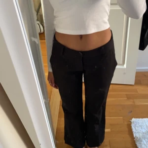 Lågmidjade kostymbyxor  - Säljer dessa lågmidjade kostymbyxor från Bikbok i storlek 36💗💗 (köpare står för frakt)