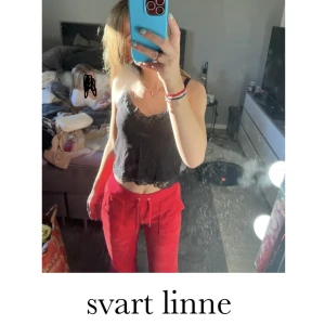 Linne - Säljer detta fina svart linne från ginatricot det är i bra skick säljer för att det är lite stort för mig. Köparen står för frakten ❤️