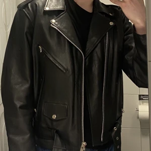 SKINNJACKA BIKER BIKERJACKA BLUE FOX STOCKHOLM - Jackan är i perfekt skick, har bara burits utomhus en gång. Säljer eftersom det var en olycklig gåva.