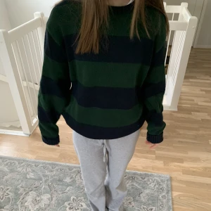 Stickad tröja  - Randig stickad tröja från Brandy Melville. Varsamt använd, inte nopprig. I 100% bomull  